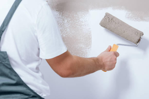Malerarbeiten in einem hellen Wohnraum